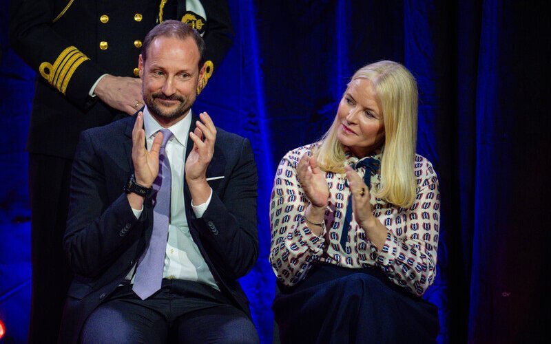 La pareja de principes herederos de Noruega asiste a la fiesta del Premio de la Paz Save the Children 2024 5 - Haakon y Mette-Marit en la fiesta del Premio de la Paz Save the Children 2024