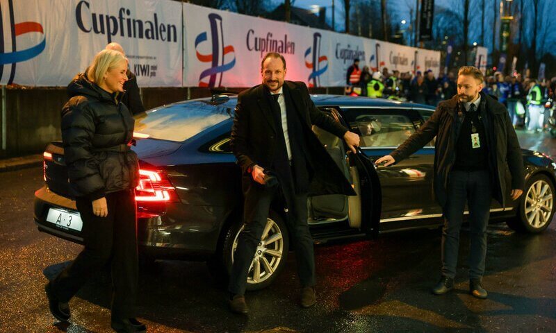 La pareja del Principe Heredero de Noruega asiste a la final de la Copa en Ullevaal 1 1 - La pareja heredera de Noruega celebra la victoria en la final de la Copa de fútbol 2024