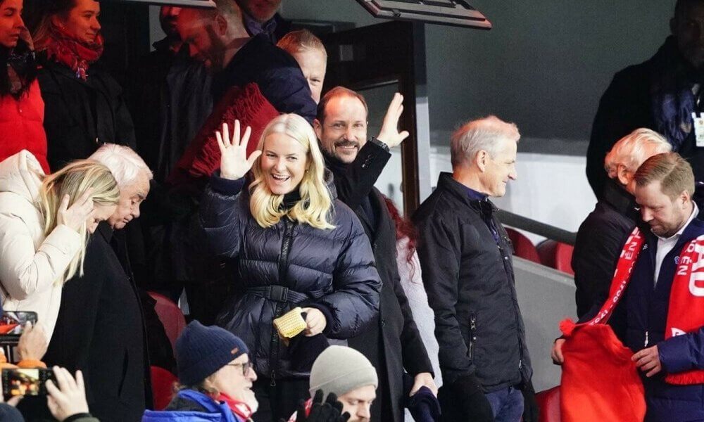 La pareja del Principe Heredero de Noruega asiste a la final de la Copa en Ullevaal 3 - La pareja heredera de Noruega celebra la victoria en la final de la Copa de fútbol 2024