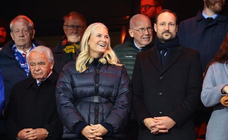 La pareja del Principe Heredero de Noruega asiste a la final de la Copa en Ullevaal 4 - La pareja heredera de Noruega celebra la victoria en la final de la Copa de fútbol 2024