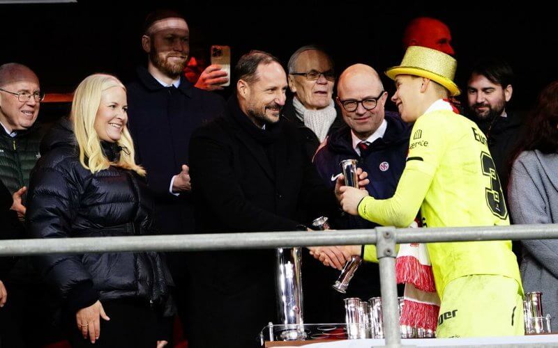 La pareja del Principe Heredero de Noruega asiste a la final de la Copa en Ullevaal 6 - La pareja heredera de Noruega celebra la victoria en la final de la Copa de fútbol 2024