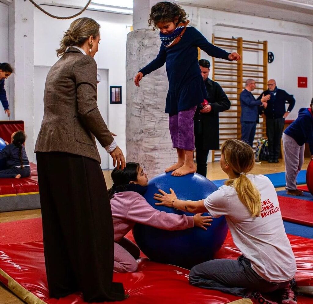 La princesa Claire de Belgica asiste a un evento de la Escuela de Circo de Bruselas 3 1024x994 - La Princesa Claire de Bélgica participa en un acto de la Escuela de Circo de Bruselas