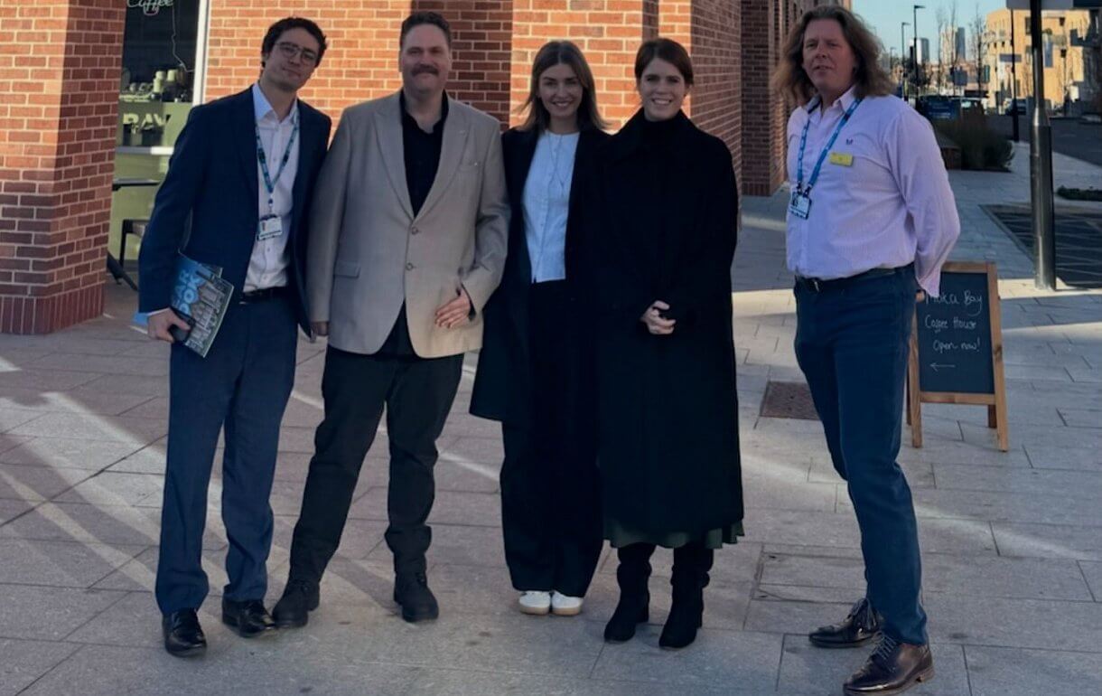 La princesa Eugenia impulsa el arte en la salud mental durante su visita al Hospital Universitario de Springfield