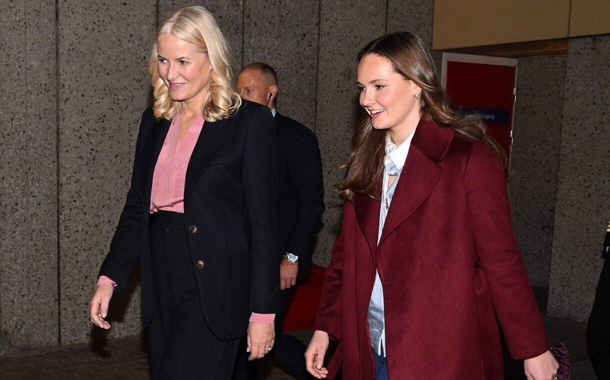 La princesa Mette-Marit y la princesa Ingrid Alexandra visitan el hospital de Drammen