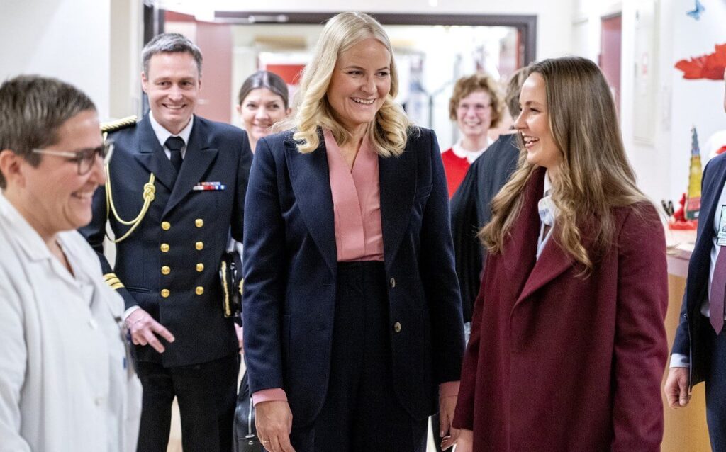 La princesa Mette Marit y la princesa Ingrid Alexandra visitan el hospital de Drammen 2 1024x638 - La princesa Mette-Marit y la princesa Ingrid Alexandra visitan el hospital de Drammen