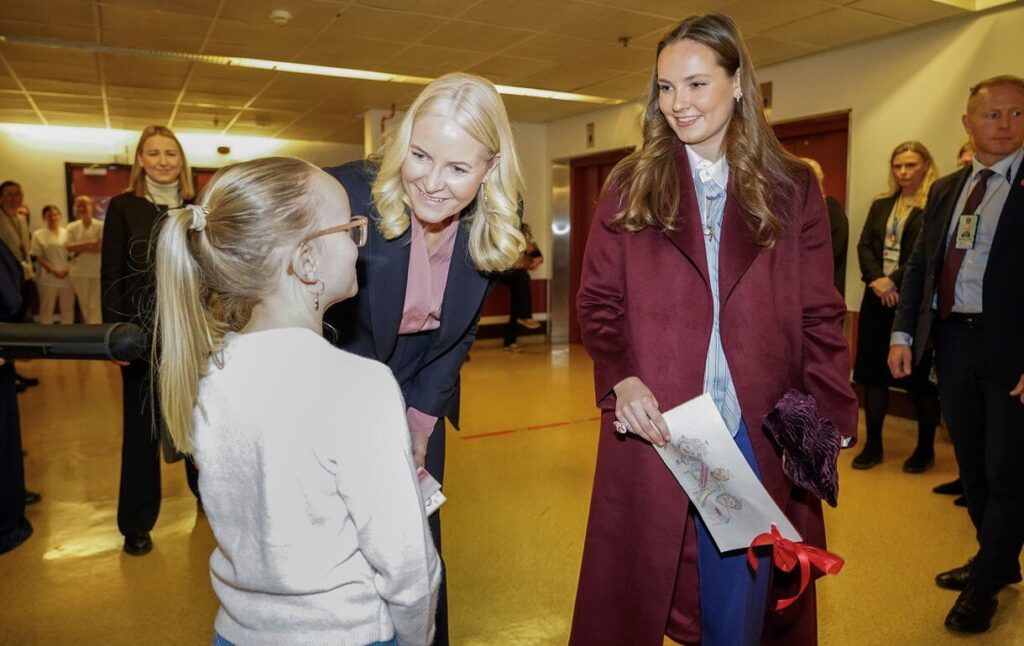 La princesa Mette Marit y la princesa Ingrid Alexandra visitan el hospital de Drammen 3 1024x646 - La princesa Mette-Marit y la princesa Ingrid Alexandra visitan el hospital de Drammen