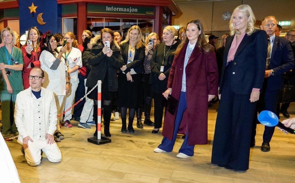 La princesa Mette Marit y la princesa Ingrid Alexandra visitan el hospital de Drammen 4 1024x638 - La princesa Mette-Marit y la princesa Ingrid Alexandra visitan el hospital de Drammen