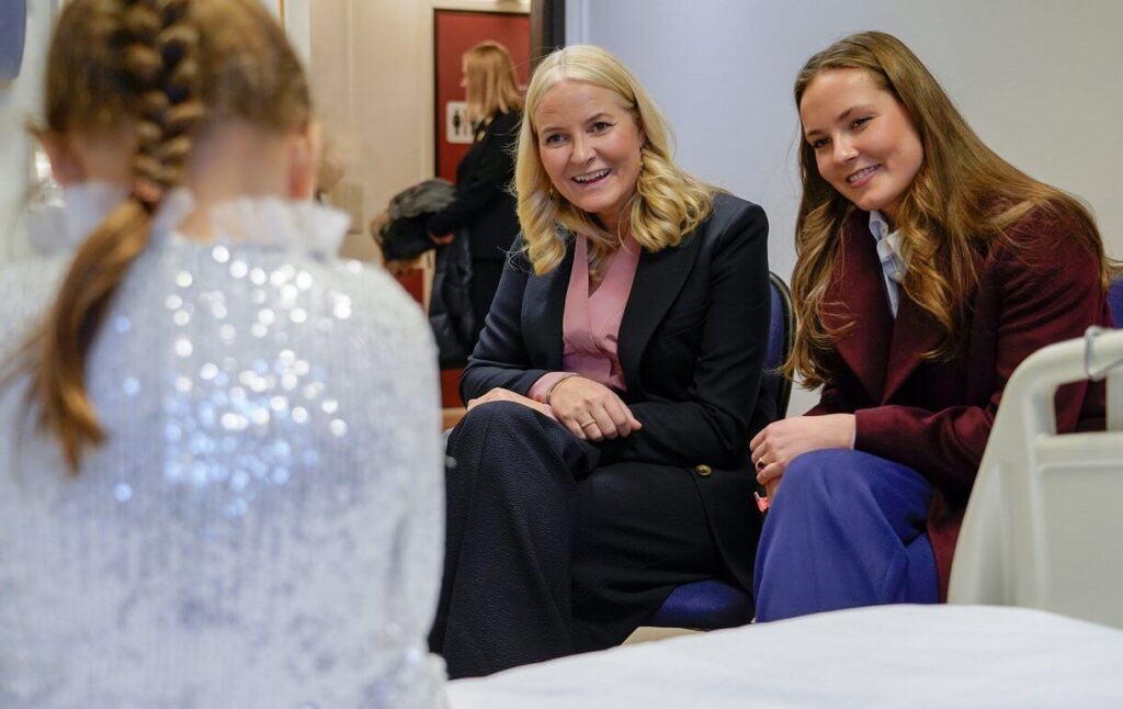 La princesa Mette Marit y la princesa Ingrid Alexandra visitan el hospital de Drammen 5 1024x646 - La princesa Mette-Marit y la princesa Ingrid Alexandra visitan el hospital de Drammen