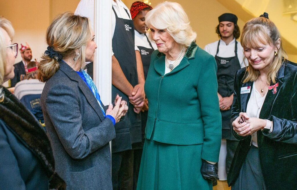 La reina Camilla asiste al almuerzo navideno del Servicio Voluntario Real 2 1024x655 - La Reina Camilla acude al almuerzo navideño del Servicio Voluntario Real