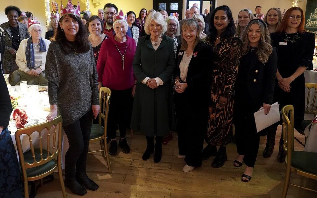 La reina Camilla asiste al almuerzo navideno del Servicio Voluntario Real 5 - La Reina Camilla acude al almuerzo navideño del Servicio Voluntario Real