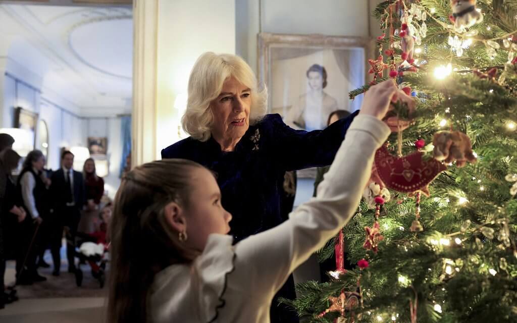 La reina Camilla organiza una fiesta de decoracion del arbol de Navidad en Clarence House 4 - La Reina Camilla organiza una fiesta de decoración del árbol de Navidad en Clarence House