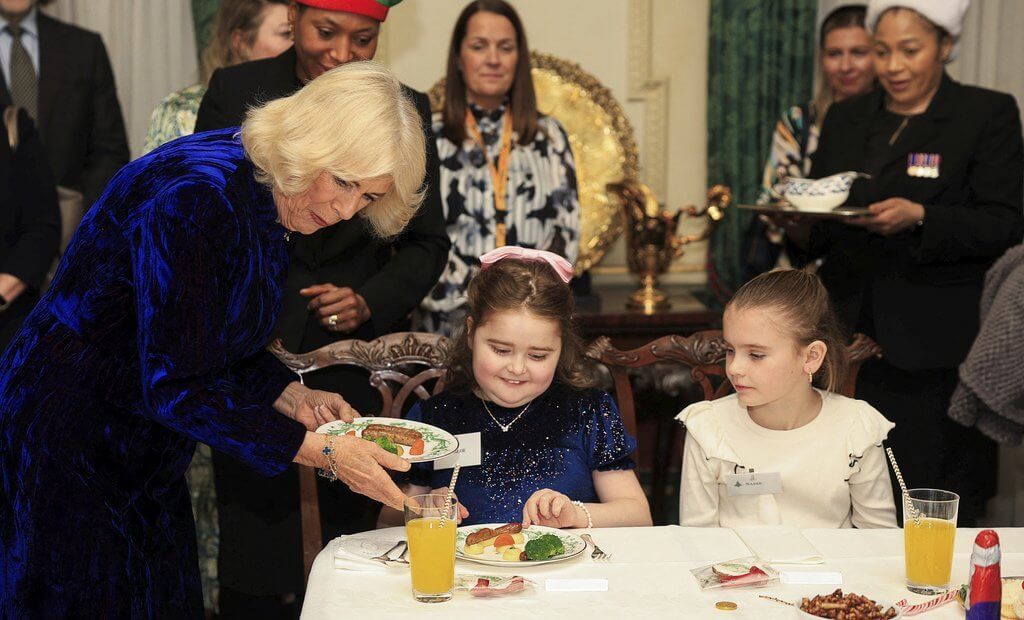 La reina Camilla organiza una fiesta de decoracion del arbol de Navidad en Clarence House 5 - La Reina Camilla organiza una fiesta de decoración del árbol de Navidad en Clarence House