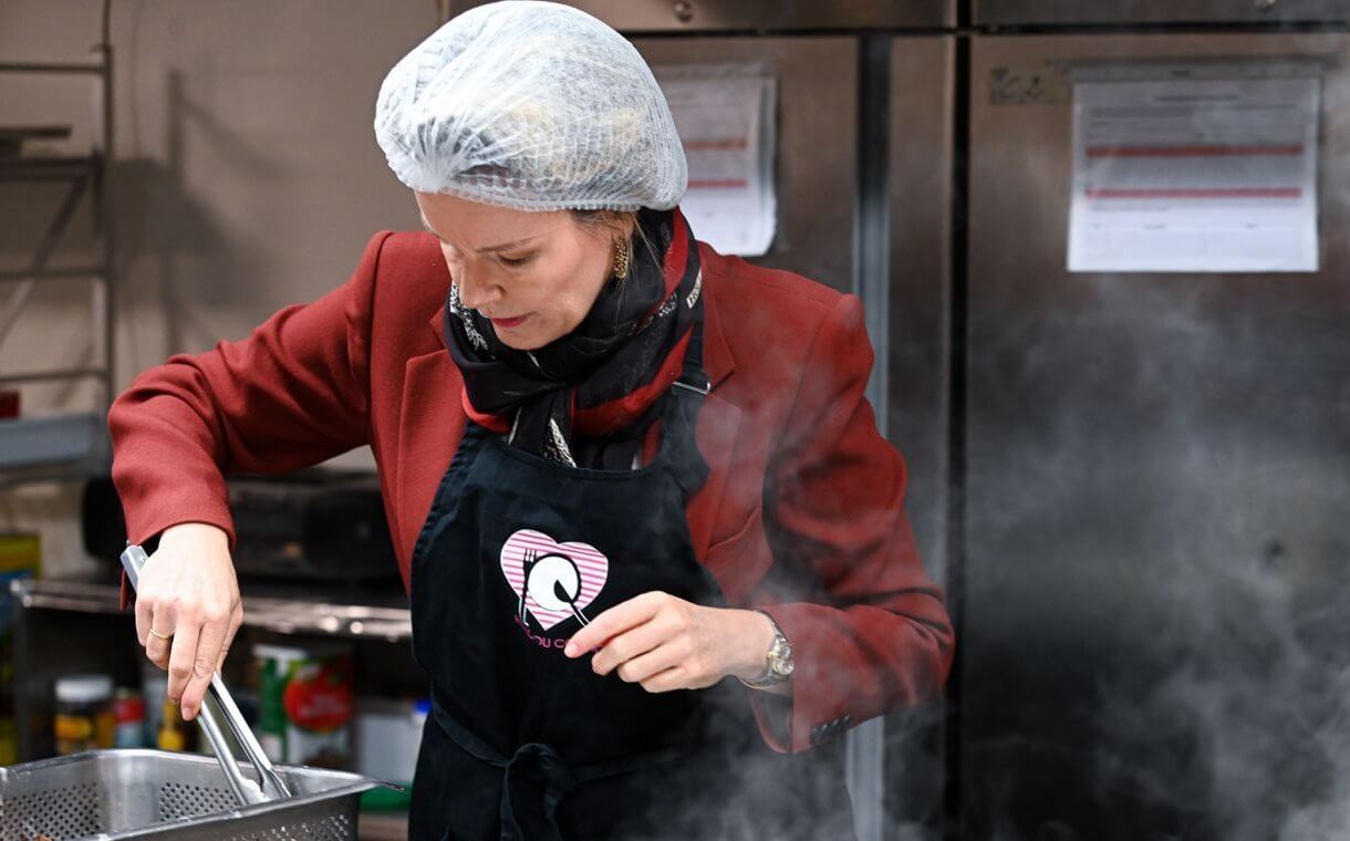 La reina Matilde visita Les Restos du Coeur en Saint-Gilles