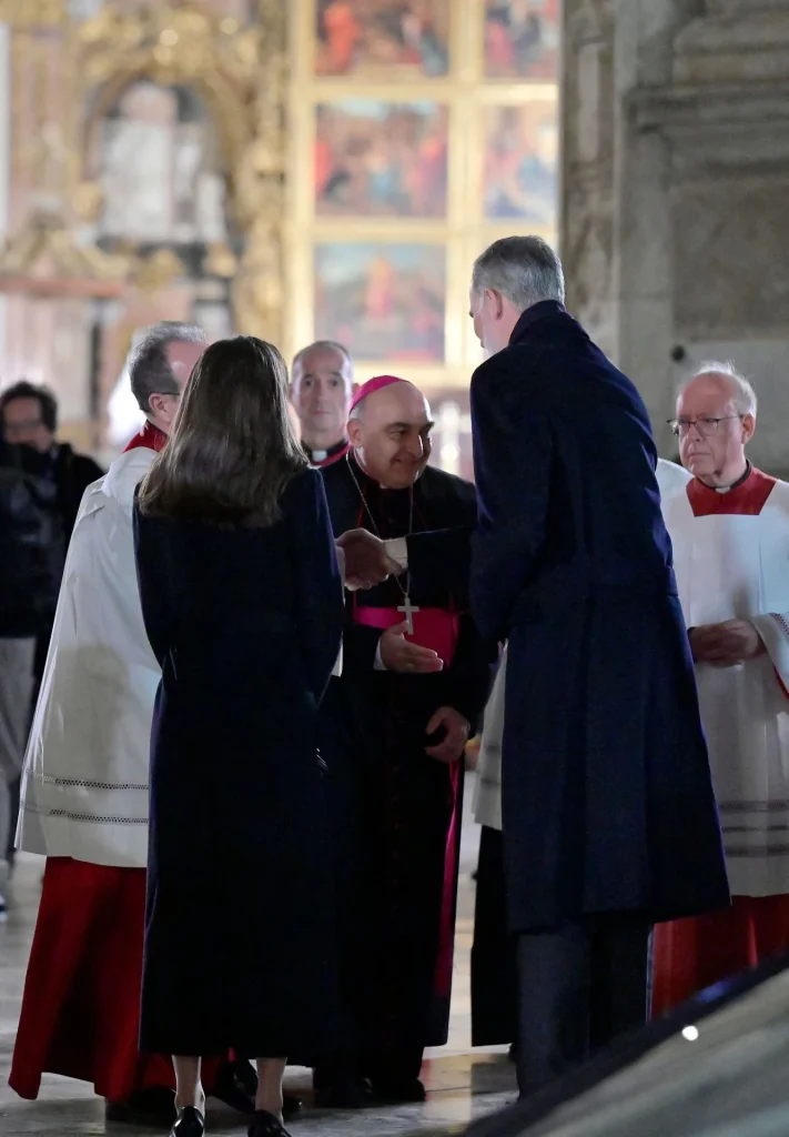 Los reyes de Espana en el funeral por las victimas de la DANA en Valencia 5 711x1024 - Los reyes de España en el funeral por las víctimas de la DANA en Valencia