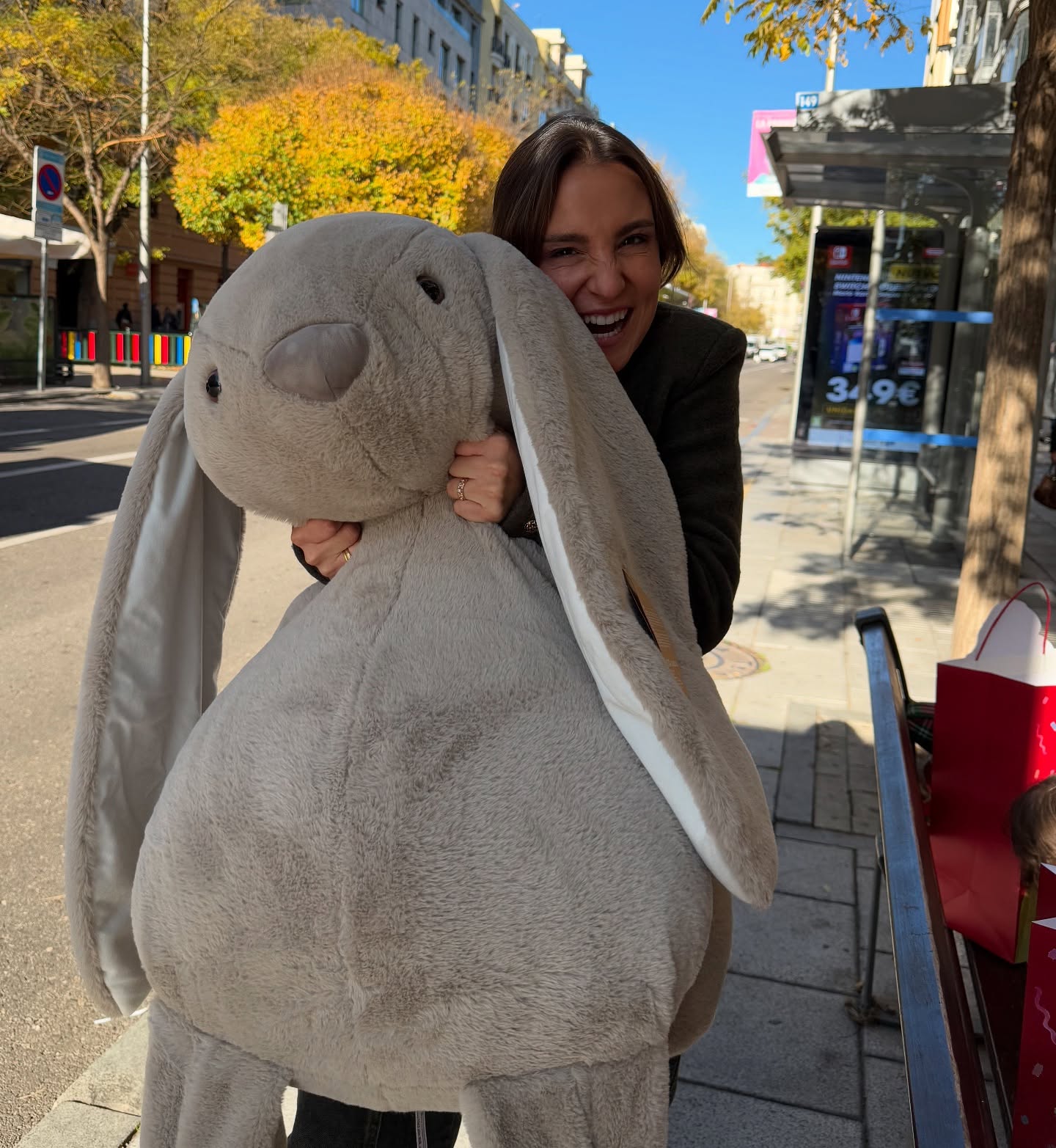 Marta Pombo se lleva juguetes de un evento