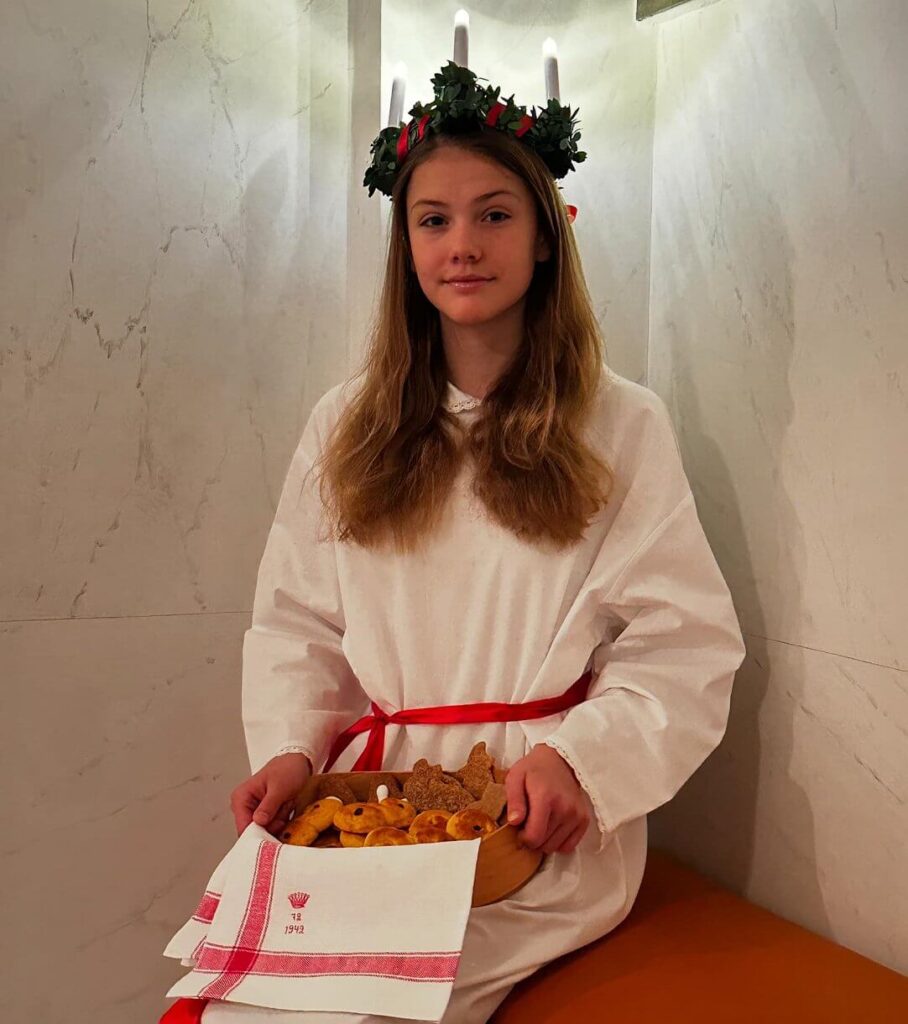 Se publica una nueva fotografia de la princesa Estelle con motivo del Dia de Santa Lucia 2 908x1024 - Se publica una nueva fotografía de la princesa Estelle con motivo del Día de Santa Lucía