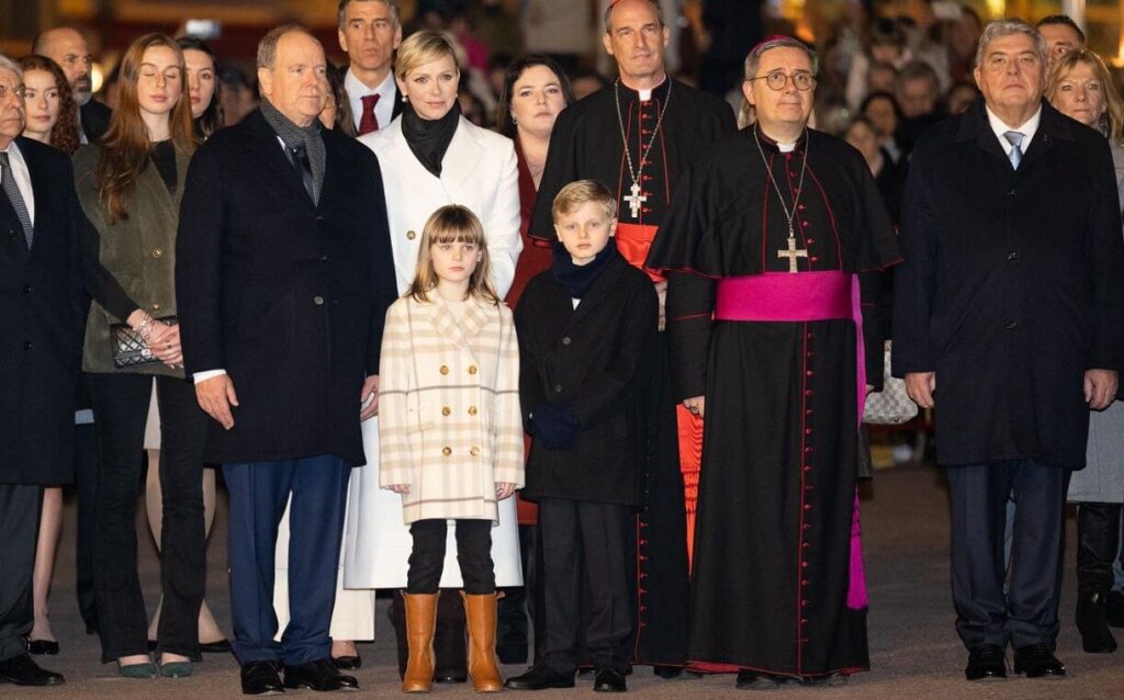 Un ano de elegancia las elecciones de moda de la princesa Charlene en 2024 02 1024x638 - Un año de elegancia: las elecciones de moda de la princesa Charlene en 2024