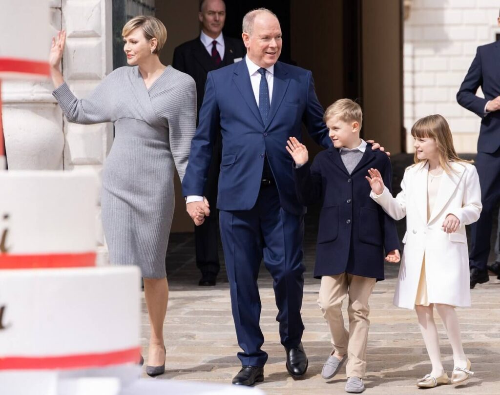 Un ano de elegancia las elecciones de moda de la princesa Charlene en 2024 05 1024x809 - Un año de elegancia: las elecciones de moda de la princesa Charlene en 2024