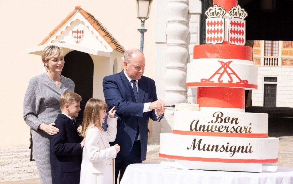 Un ano de elegancia las elecciones de moda de la princesa Charlene en 2024 06 1024x646 - Un año de elegancia: las elecciones de moda de la princesa Charlene en 2024