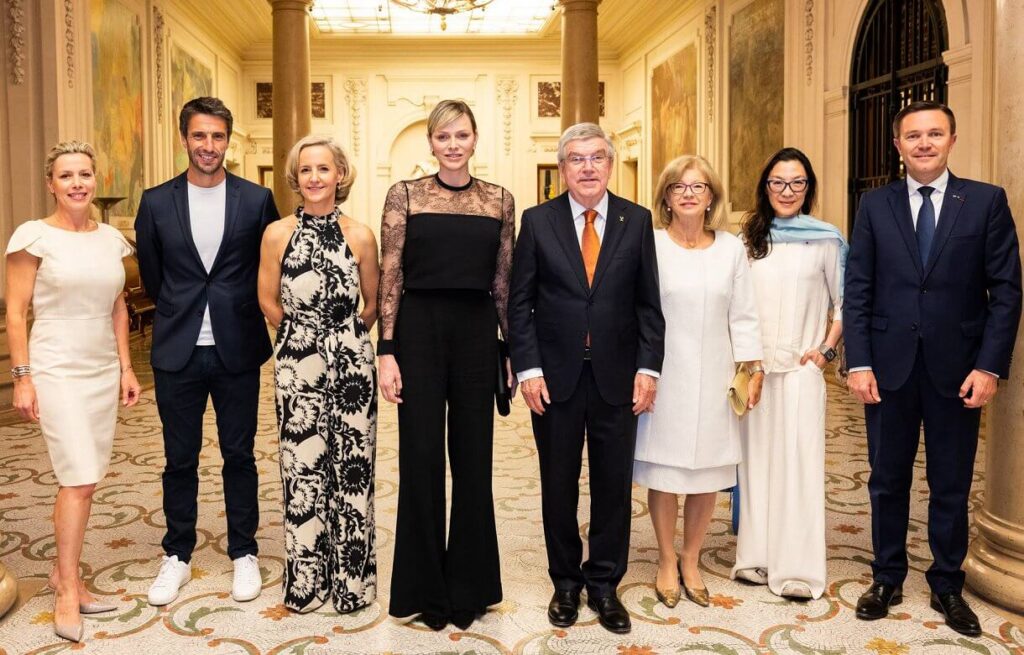 Un ano de elegancia las elecciones de moda de la princesa Charlene en 2024 17 1024x655 - Un año de elegancia: las elecciones de moda de la princesa Charlene en 2024