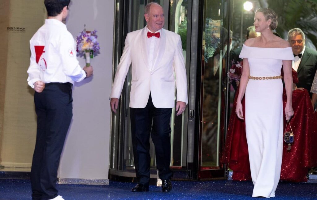 Un ano de elegancia las elecciones de moda de la princesa Charlene en 2024 21 1024x646 - Un año de elegancia: las elecciones de moda de la princesa Charlene en 2024