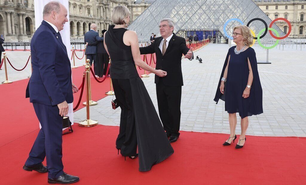 Un ano de elegancia las elecciones de moda de la princesa Charlene en 2024 23 - Un año de elegancia: las elecciones de moda de la princesa Charlene en 2024