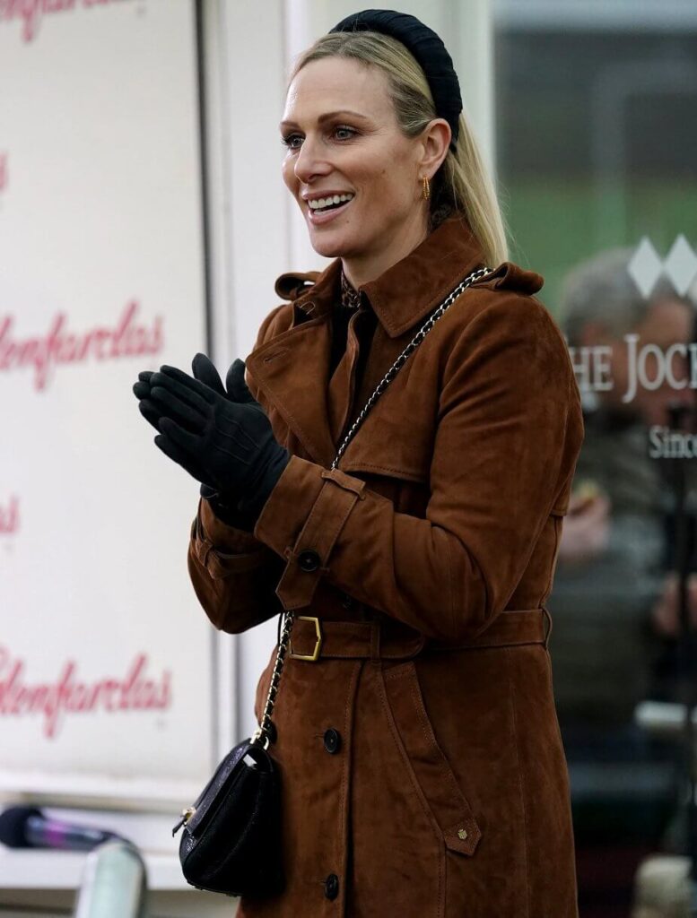 Zara Tindall asiste a la reunion navidena en el hipodromo de Cheltenham 3 777x1024 - Zara Tindall asiste a la reunión navideña en el hipódromo de Cheltenham