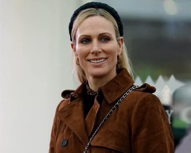 Zara Tindall asiste a la reunión navideña en el hipódromo de Cheltenham