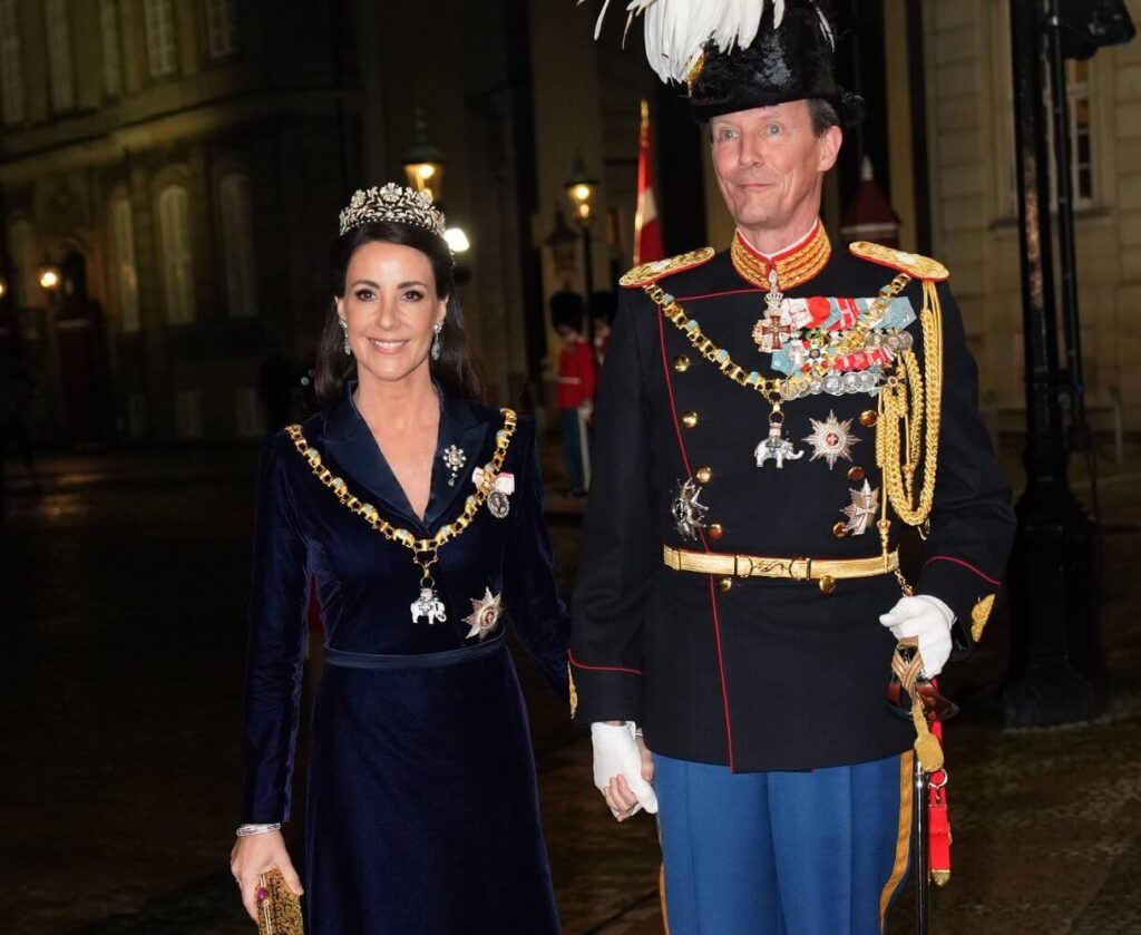 El rey Federico y la reina Maria son los anfitriones del banquete de Ano Nuevo 2025 02 1024x839 - Los reyes de Dinamarca encabezan el Banquete de Año Nuevo 2025