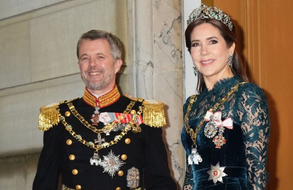 El rey Federico y la reina Maria son los anfitriones del banquete de Ano Nuevo 2025 07 1 1024x667 - Los reyes de Dinamarca encabezan el Banquete de Año Nuevo 2025