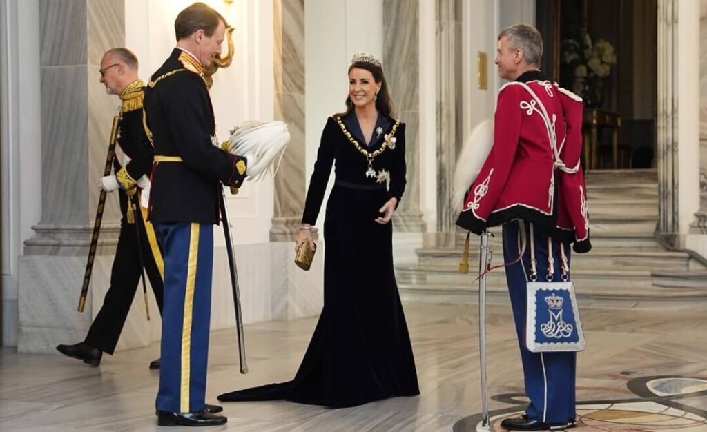 El rey Federico y la reina Maria son los anfitriones del banquete de Ano Nuevo 2025 13 1024x626 - Los reyes de Dinamarca encabezan el Banquete de Año Nuevo 2025