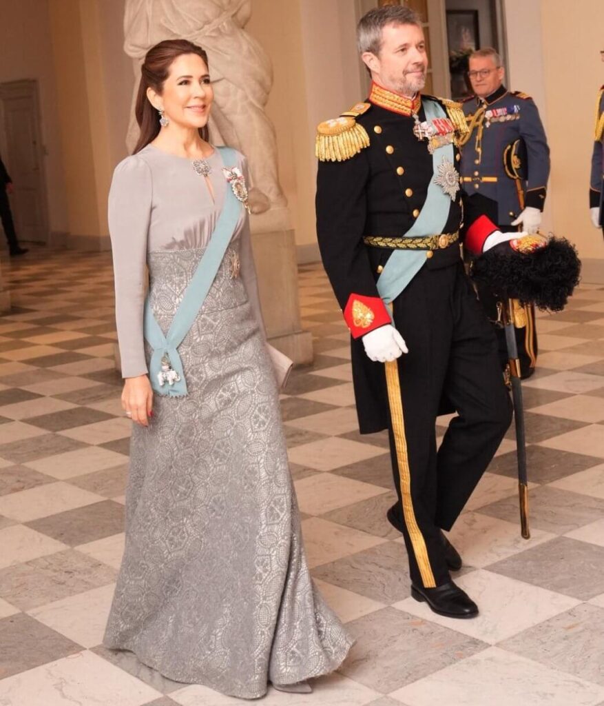 El rey de Dinamarca y la reina Maria organizan la tercera recepcion tradicional de Ano Nuevo 3 877x1024 - Los reyes de Dinamarca y la Reina María organizan la tercera recepción tradicional de Año Nuevo