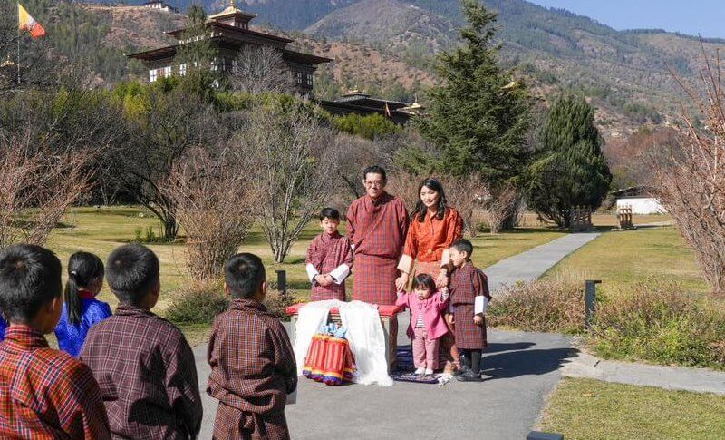 La Familia Real de Butan da la bienvenida a un grupo de ninos al Palacio Lingkana 1 - La Familia Real de Bután recibe a un grupo de niños en el Palacio Lingkana