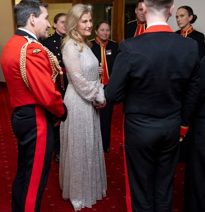 La duquesa de Edimburgo asiste a una cena musical del Cuerpo Real del Ejercito 3 - La duquesa de Edimburgo deslumbra en una distinguida cena musical del Cuerpo Real del Ejército