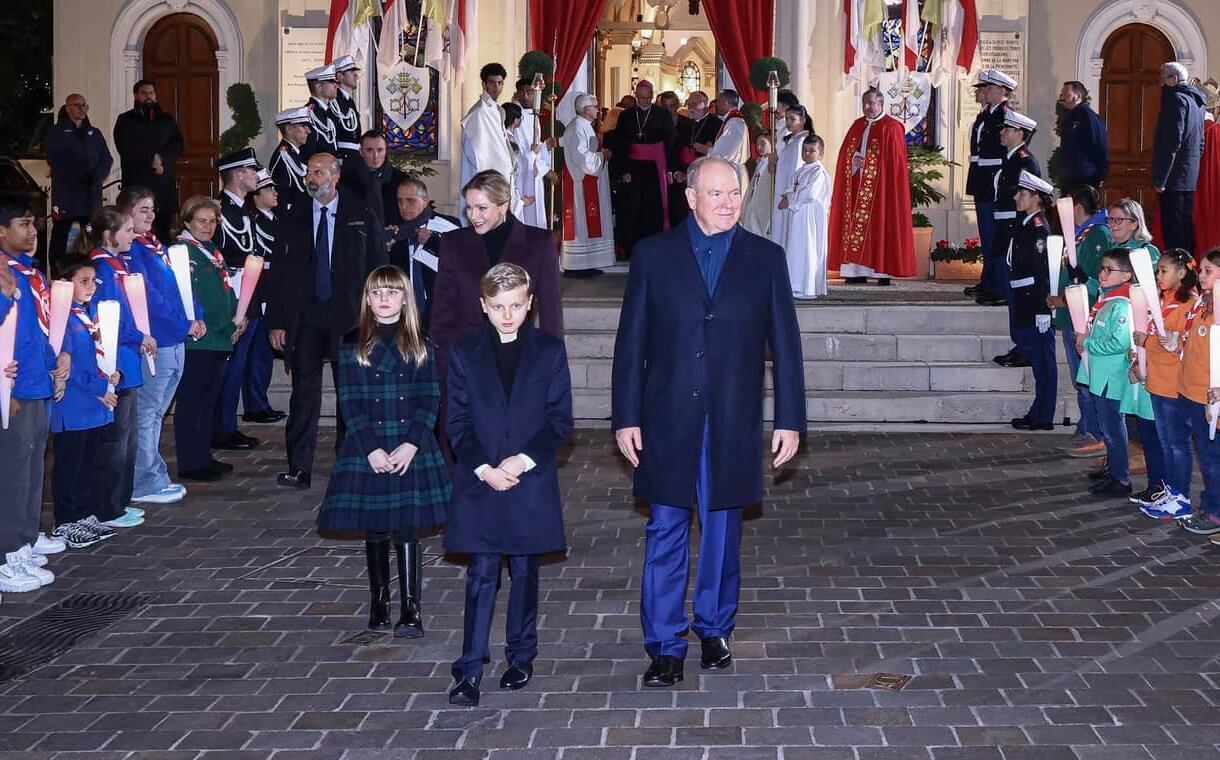 La Familia Principesca de Mónaco Asiste a la Ceremonia Anual de Quema de Barcos en Honor a Santa Devota