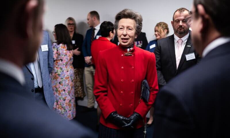 La princesa Ana visita Wings for Warriors en el aeropuerto de Gloucestershire 2 - La princesa Ana visita Wings for Warriors en el aeropuerto de Gloucestershire