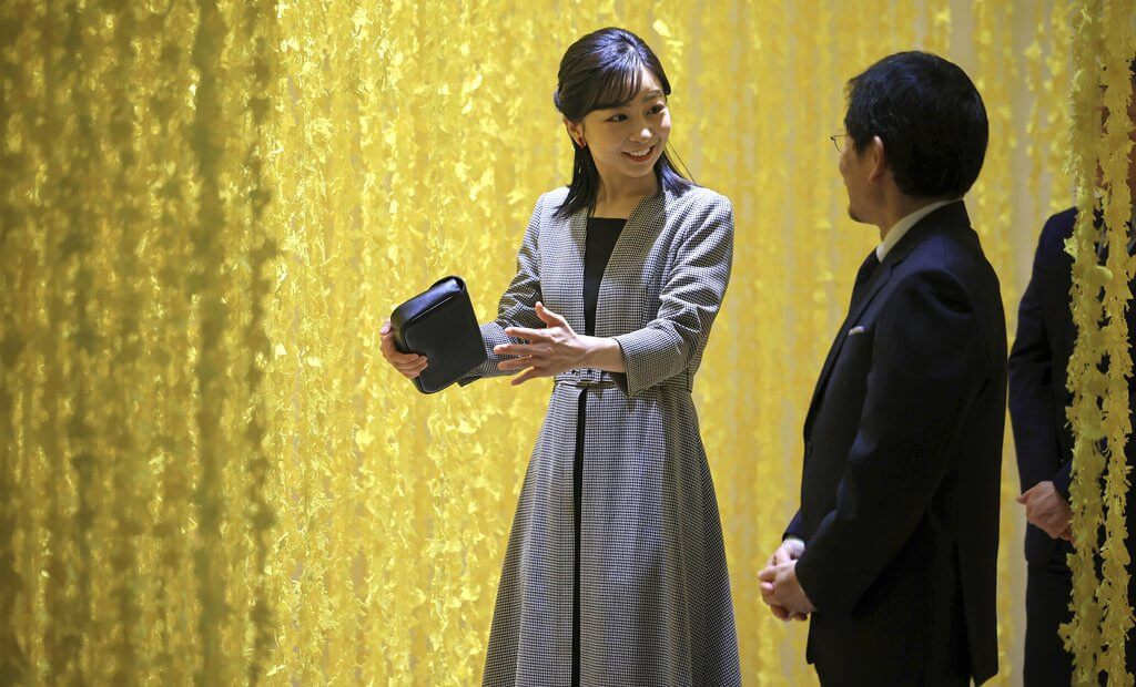 La princesa Kako de Japon visita la galeria Azabudai Hills en Tokio 3 - La princesa Kako de Japón deslumbra en su visita a la galería Azabudai Hills en Tokio