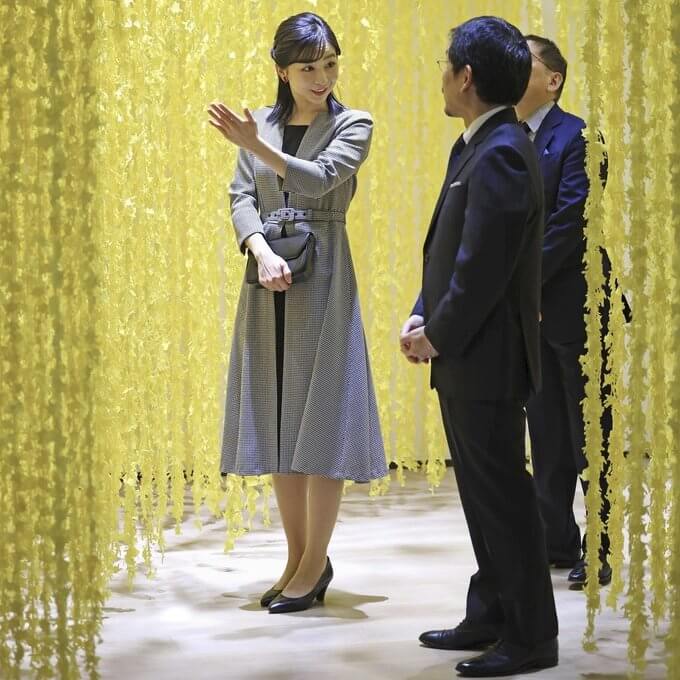 La princesa Kako de Japon visita la galeria Azabudai Hills en Tokio 4 - La princesa Kako de Japón deslumbra en su visita a la galería Azabudai Hills en Tokio