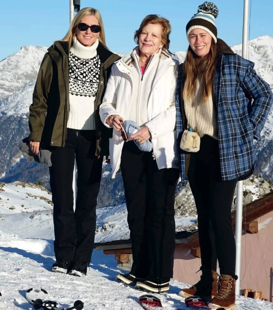 La reina Ana Maria disfruta de unas vacaciones de esqui en St. Moritz con su familia 2 902x1024 - La reina Ana María disfruta de unas vacaciones de esquí en St. Moritz con su familia