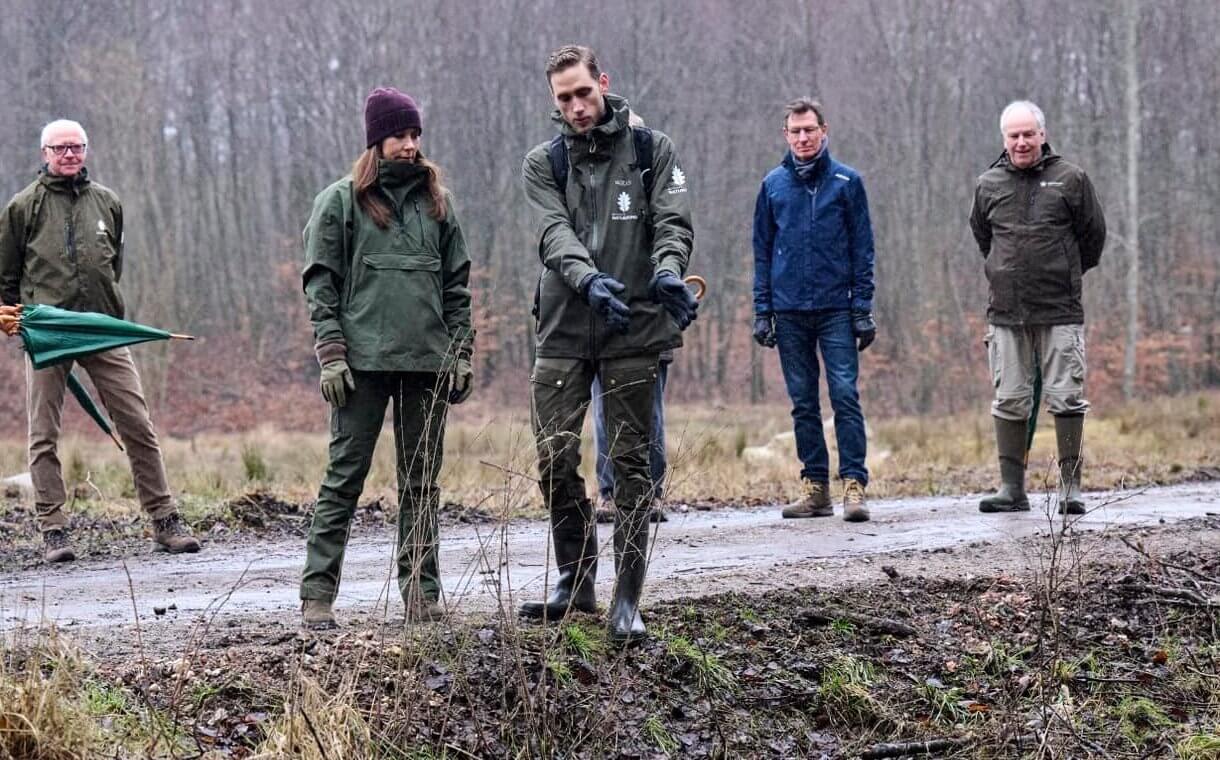 La reina María de Dinamarca visita el bosque de Lerbjerg junto al Fondo Natural Danés