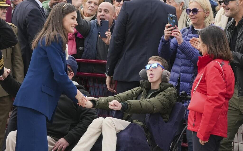 Los Reyes Felipe y Letizia presiden la ceremonia de despedida de Elcano 03 - Los Reyes Felipe y Letizia presiden la ceremonia de despedida de Elcano