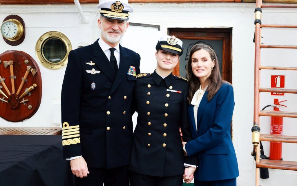 Los Reyes Felipe y Letizia presiden la ceremonia de despedida de Elcano 05 1024x642 - Los Reyes Felipe y Letizia presiden la ceremonia de despedida de Elcano