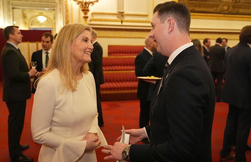 Los reyes de Gran Bretana reciben a los nuevos miembros electos del Parlamento 2 - La Familia Real Británica recibe a los nuevos miembros del Parlamento en una solemne recepción en Buckingham