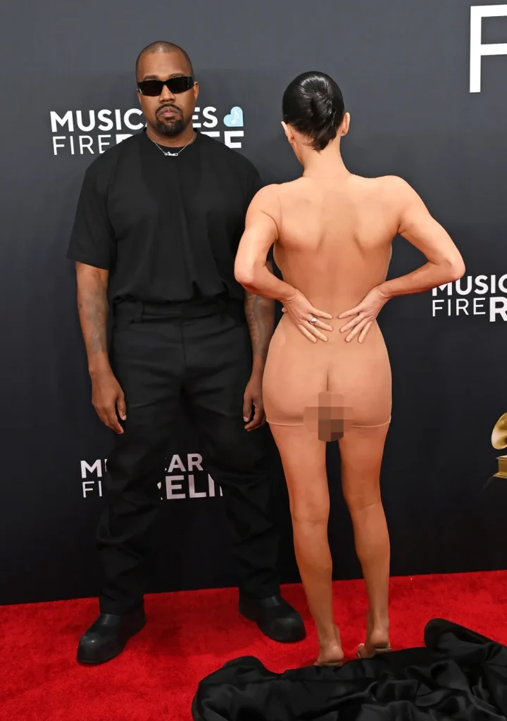 BLUR Kanye West Keeps It Casual at 2025 Grammy Awards While Wife Bianca Censori Poses in Sheer Dress 3 720x1024 - Kanye West y Bianca Censori: El polémico posado que les costó la expulsión de los Grammy 2025