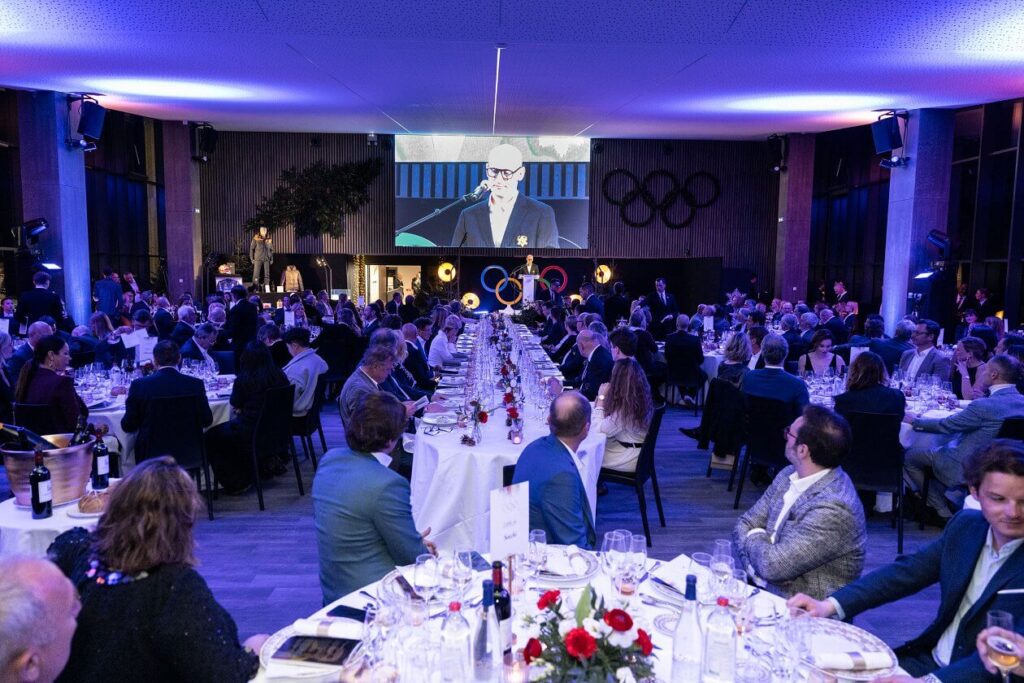 El principe Alberto y la princesa Charlene organizan una cena benefica en el Club House del INEOS 4 1024x683 - ¡Una noche de lujo y solidaridad en Saboya! 