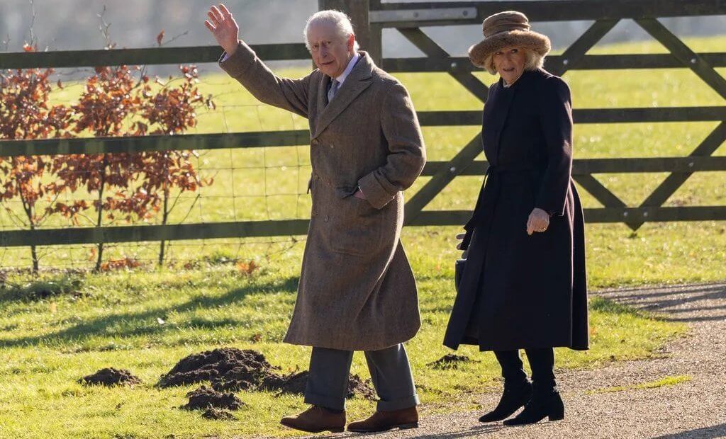 El rey Carlos y la reina Camila asisten al servicio matutino en Sandringham 2 - La devoción real en Sandringham: Un vistazo a la vida espiritual del rey Carlos III y la reina Camila