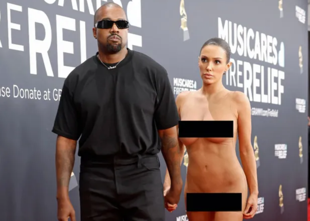 Kanye West causa polemica con Bianca Censori sin ropa en los premios Grammy reportan expulsion 1024x731 - Kanye West y Bianca Censori: El polémico posado que les costó la expulsión de los Grammy 2025