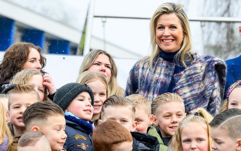 La Reina Maxima visita las escuelas primarias Sint Fransschool y Emmermeer 5 - ¡La Reina Máxima lleva el arte y la cultura a las escuelas de Emmen!