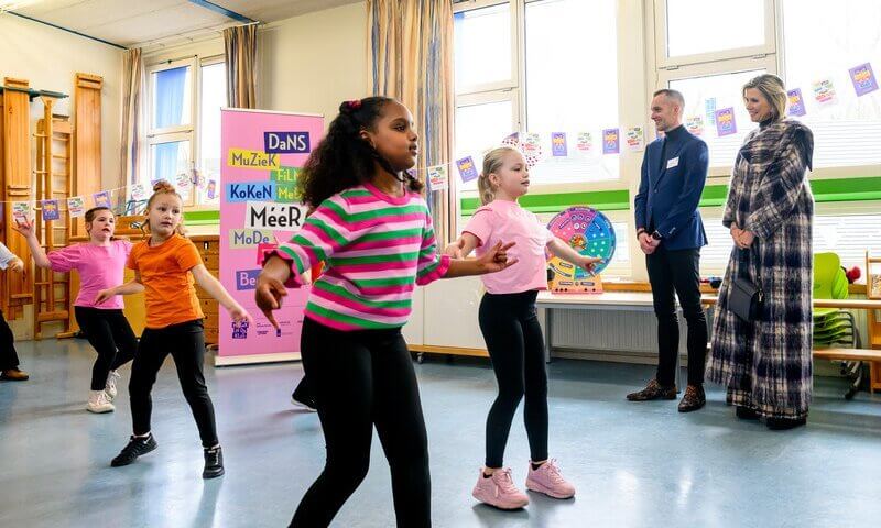 La Reina Maxima visita las escuelas primarias Sint Fransschool y Emmermeer 6 - ¡La Reina Máxima lleva el arte y la cultura a las escuelas de Emmen!