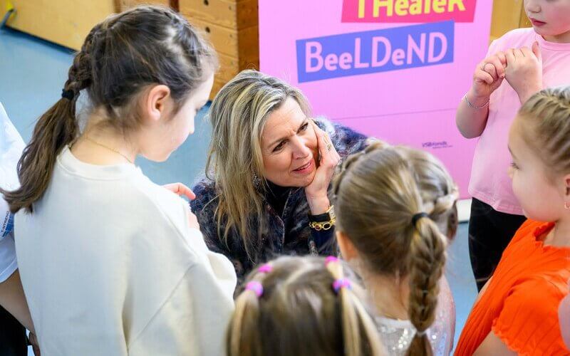 La Reina Maxima visita las escuelas primarias Sint Fransschool y Emmermeer 7 - ¡La Reina Máxima lleva el arte y la cultura a las escuelas de Emmen!